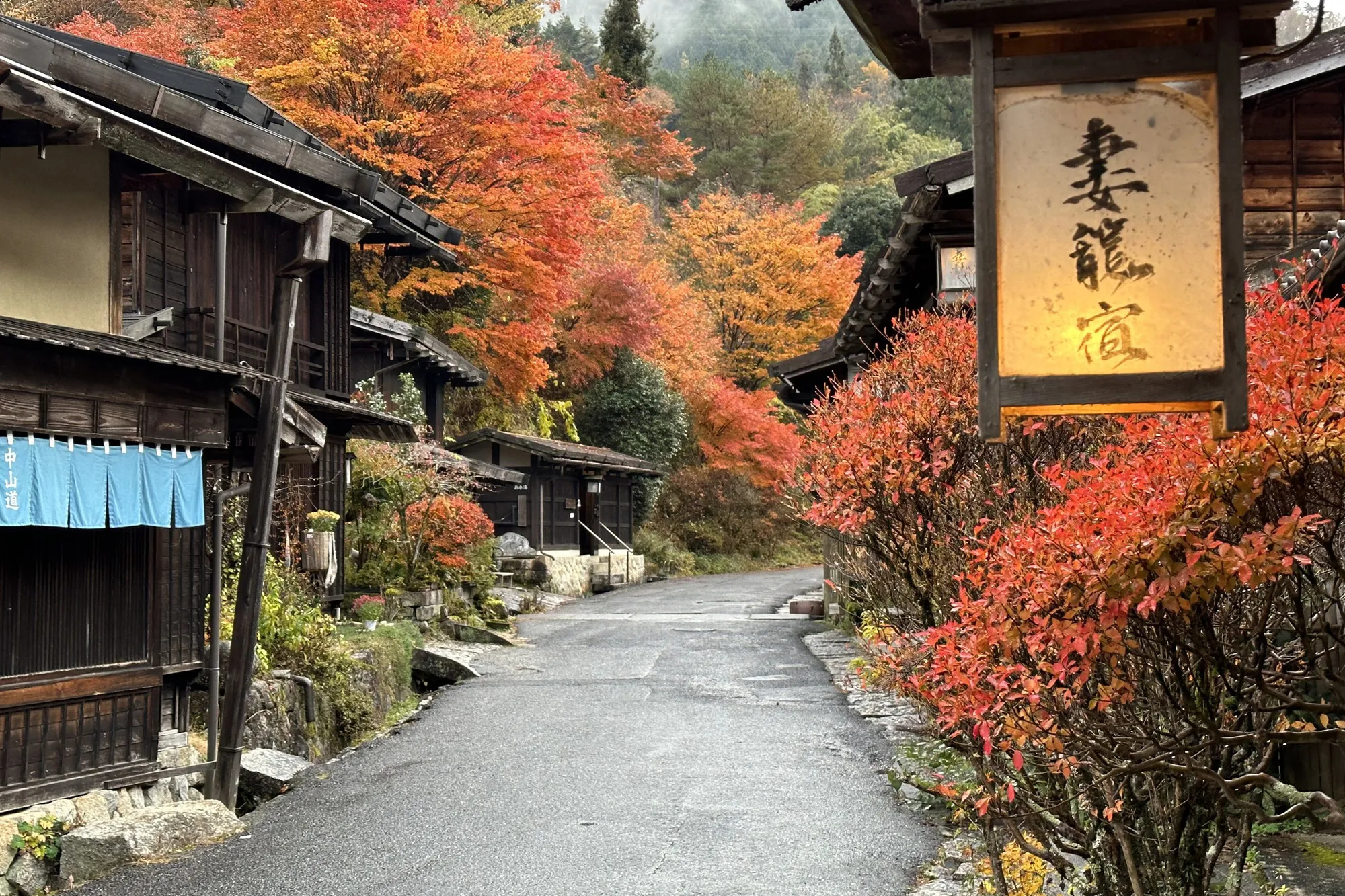 紅葉に彩られる妻籠宿の町並み