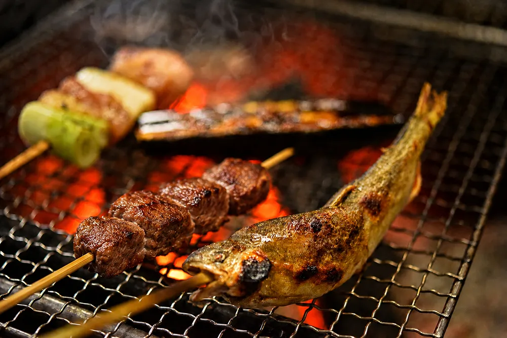 炭火でじっくりと焼き上げるアマゴ