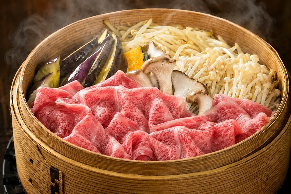 せいろから湯気の立つ信州牛と地場野菜