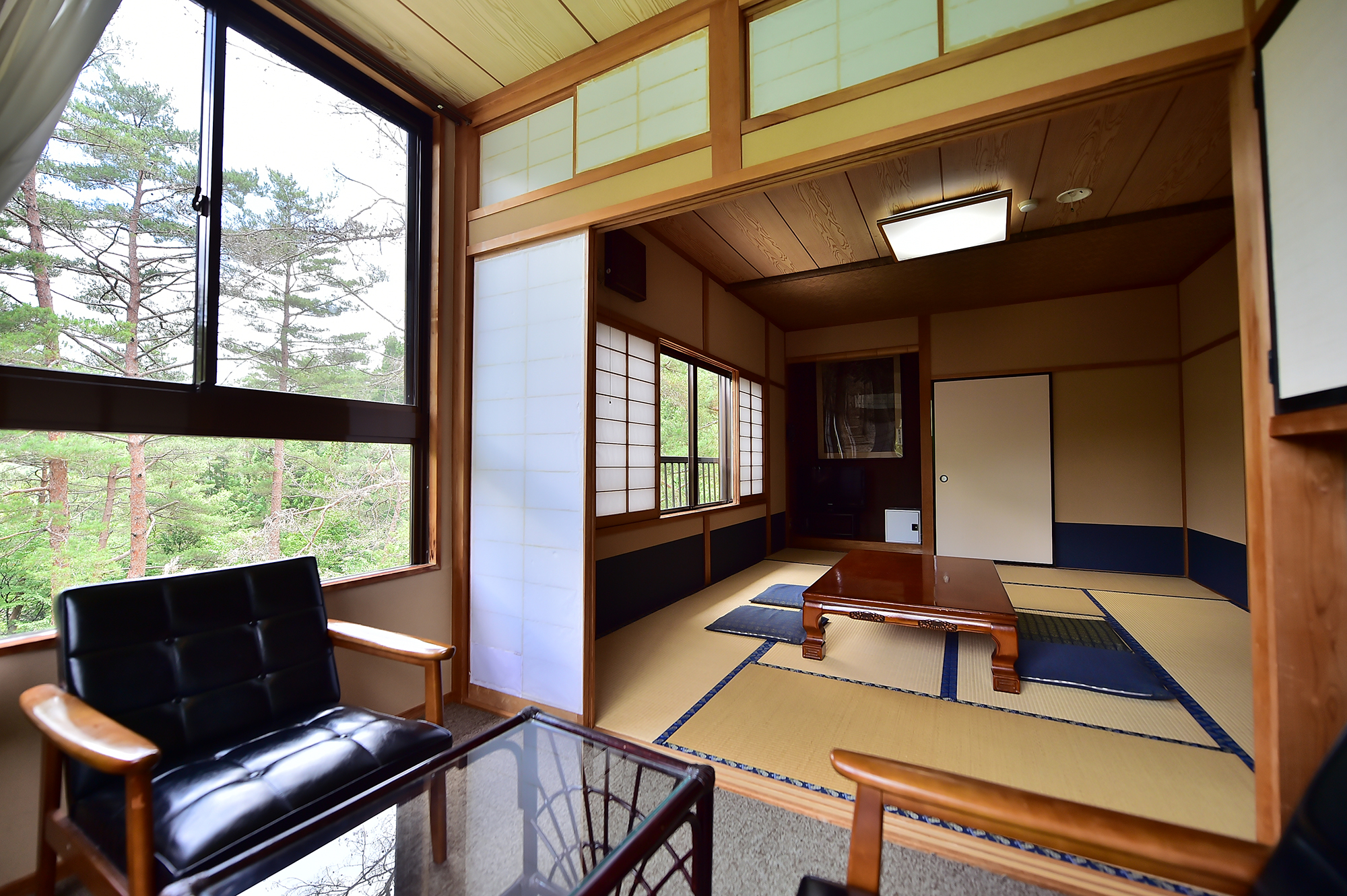 窓辺から里山を望む和室