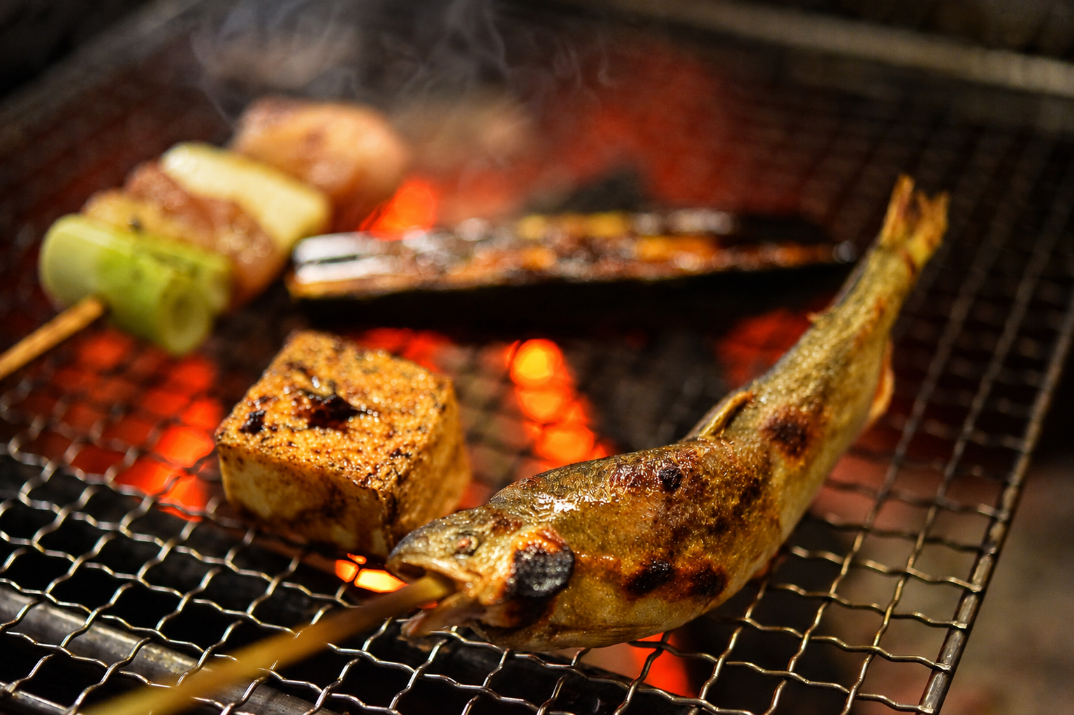 炭火で焼き上げるアマゴなどの川魚
