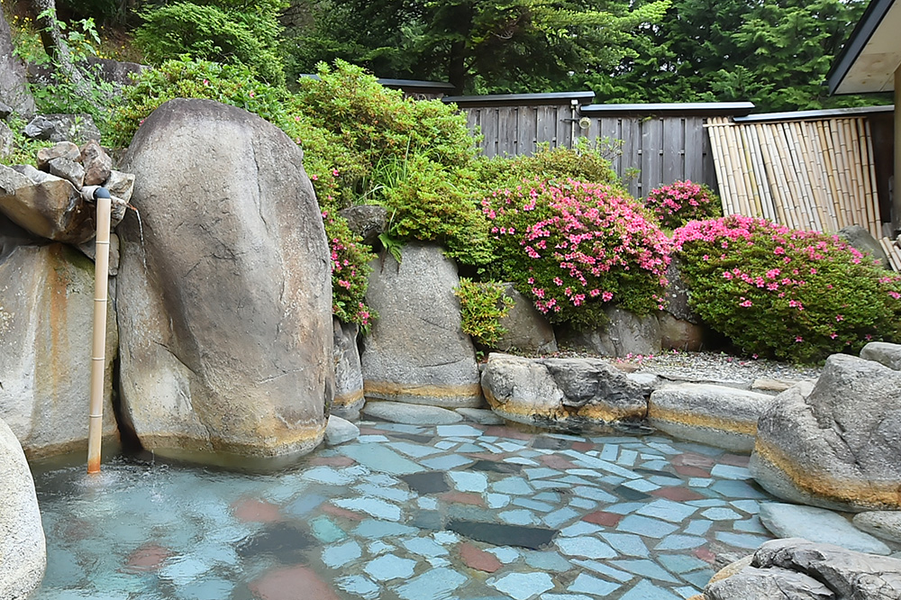 つつじが咲く春の庭園露天風呂