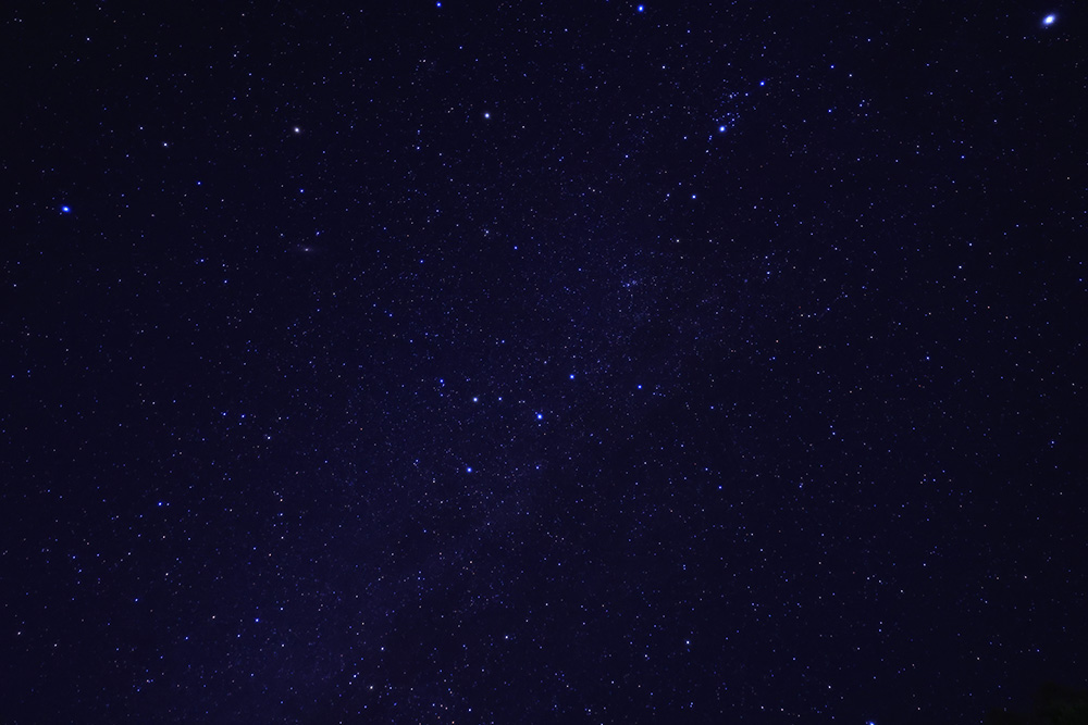 無数の星がきらめく夜空