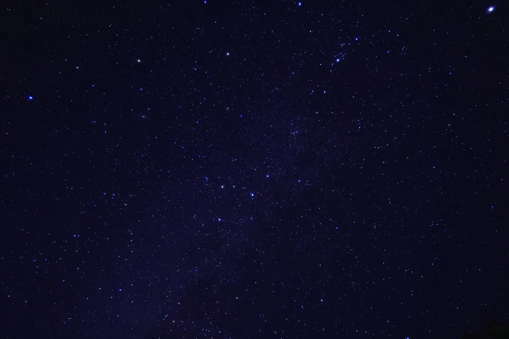 無数の星がきらめく夜空