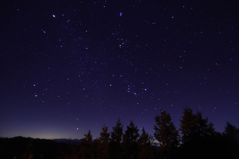 夜明け前、山際に広がる星空