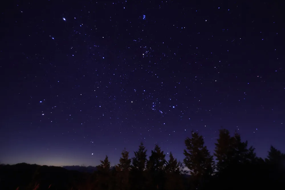 夜明け前、山際に広がる星空